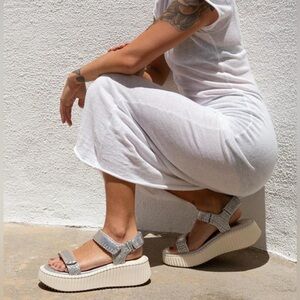 NEW ✨ DOLCE VITA debra sandal in ivory suede